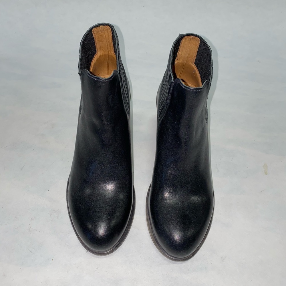 Leather heeled chelsea bootie